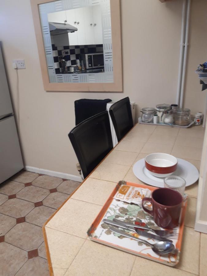 61 Apartment Уинчестър Екстериор снимка